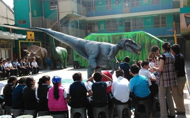 velociraptor en colegio 